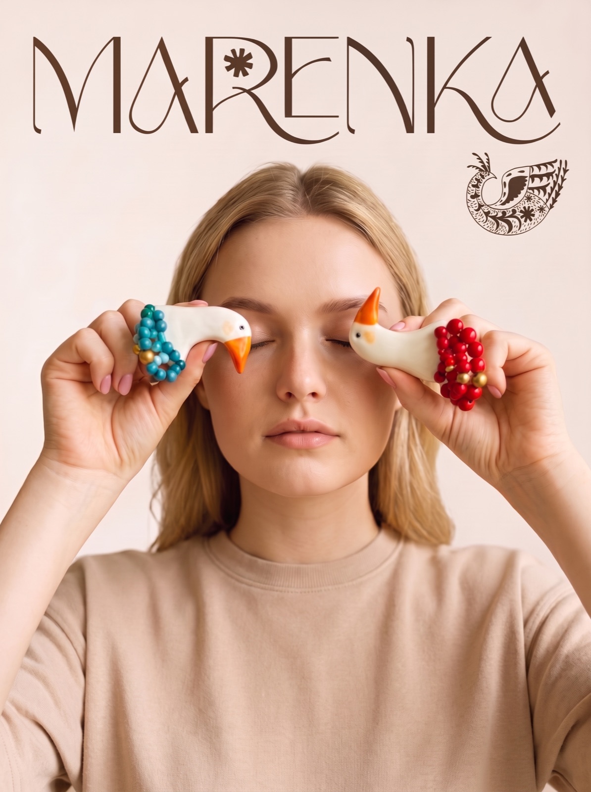 Дівчина тримає біля очей дві глиняні пташки MARENKA з намистинами